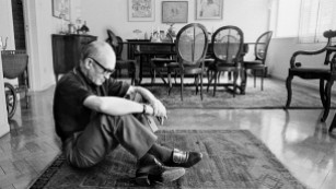 Assunto: Poeta Carlos Drummond de Andrade em sua casa por ocasião da homenagem aos seus 80 anos / Local: Posto 6 - Copacabana - Rio de Janeiro - RJ / Data: 23/10/82